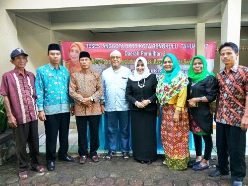 Teteh Yani mengabadikan momen reses dengan Camat, Lurah dan peserta reses