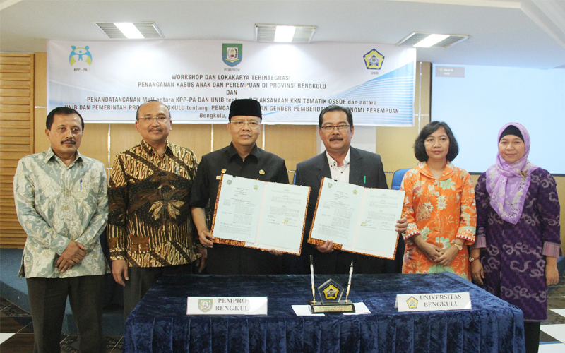 Penandatanganan MoU Antara  Kementerian Pemberdayaan Perempuan dan Perlindungan Anak (KPP-PA) tentang Pelaksanaan KKN Tematik Ossof dan Antara UNIB dan Pemda Provinsi Bengkulu tentang Pengarusutamaan Gender Ekonomi Perempuan, di ruang rapat III Rektorat UNIB, Senin (24/07).