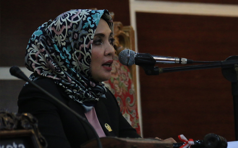 Ketua DPRD Kota Erna Sari Dewi saat memimpin rapat