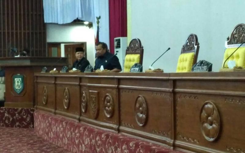 Elvi Hamidi memimpin rapat paripurna