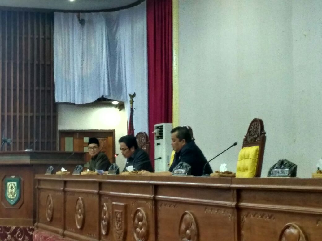 Pimpinan rapat paripurna DPRD Provinsi Bengkulu bersama Plt Sekda Provinsi