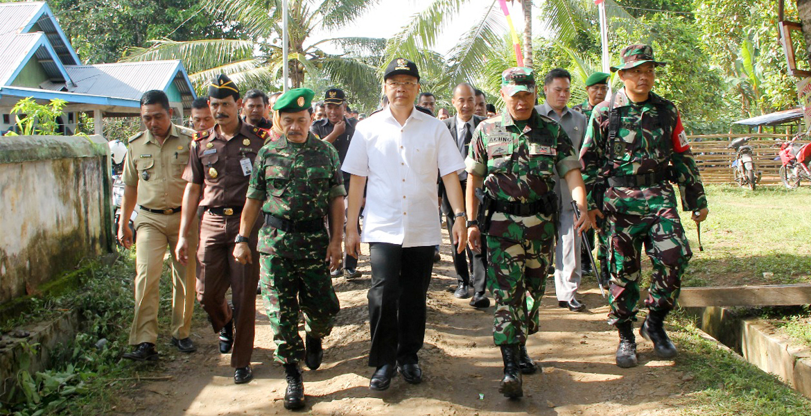 Plt Gub Rohidin Mersyah bersama Bupati Benteng Ferry Ramli dan ANggota TMMD meninjau lokasi pembangunan jalan di Kab. Benteng