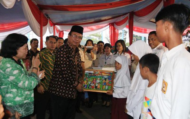 Pemerintah pusat melalui Kementerian Sosial menyerahkan bantuan Program Keluarga Harapan (PKH) non tunai di Kota Bengkulu