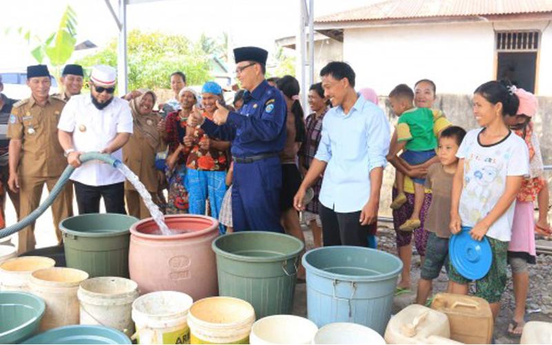 Walikota Bengkulu Helmi Hasan bersama dengan PDAM Kota bergerak menyalurkan air bersih ke lokasi Jalan Karang Indah, Selebar