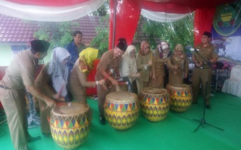 Wakil Walikota Patriana Sosialinda yang diwakili oleh Asisten I Setda Kota Bengkulu Fachriza Razie membuka secara resmi bazar dan pasar rakyat di Lapangan View Tower