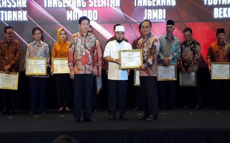 Walikota Bengkulu Helmi Hasan menerima Anugerah Indonesia Attractiveness dari Majalah Tempo, Jumat malam (29/09/2017) di Java Ballroom, The Westin Jakarta