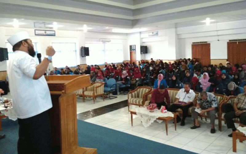 Walikota Bengkulu Helmi Hasan saat mengisi seminar di UNIB