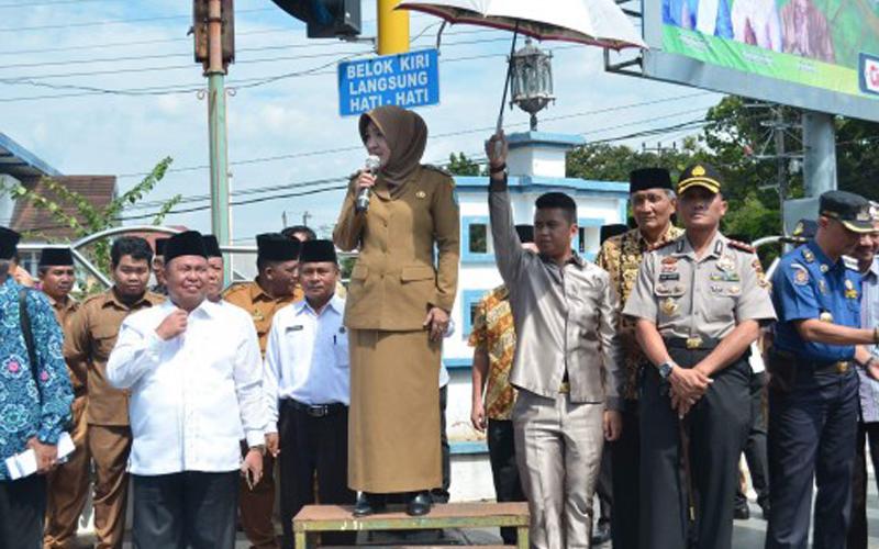 Wakil Walikota Bengkulu Patriana Sosialinda bersama FKPD, Kepala Kemenag Kota dan Kepala OPD di Lingkungan Pemerintah Kota Bengkulu melepas peserta pawai taaruf Musabaqah Tilawatil Quran (MTQ) ke XXXIII