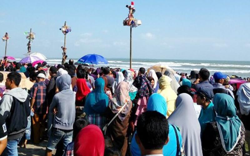 Memperingati Hari Ulang Tahun RI ke 72 Pemerintah Provinsi Bengkulu menggelar lomba panjat pinang di Pantai Panjang, Minggu (20/8/2017)