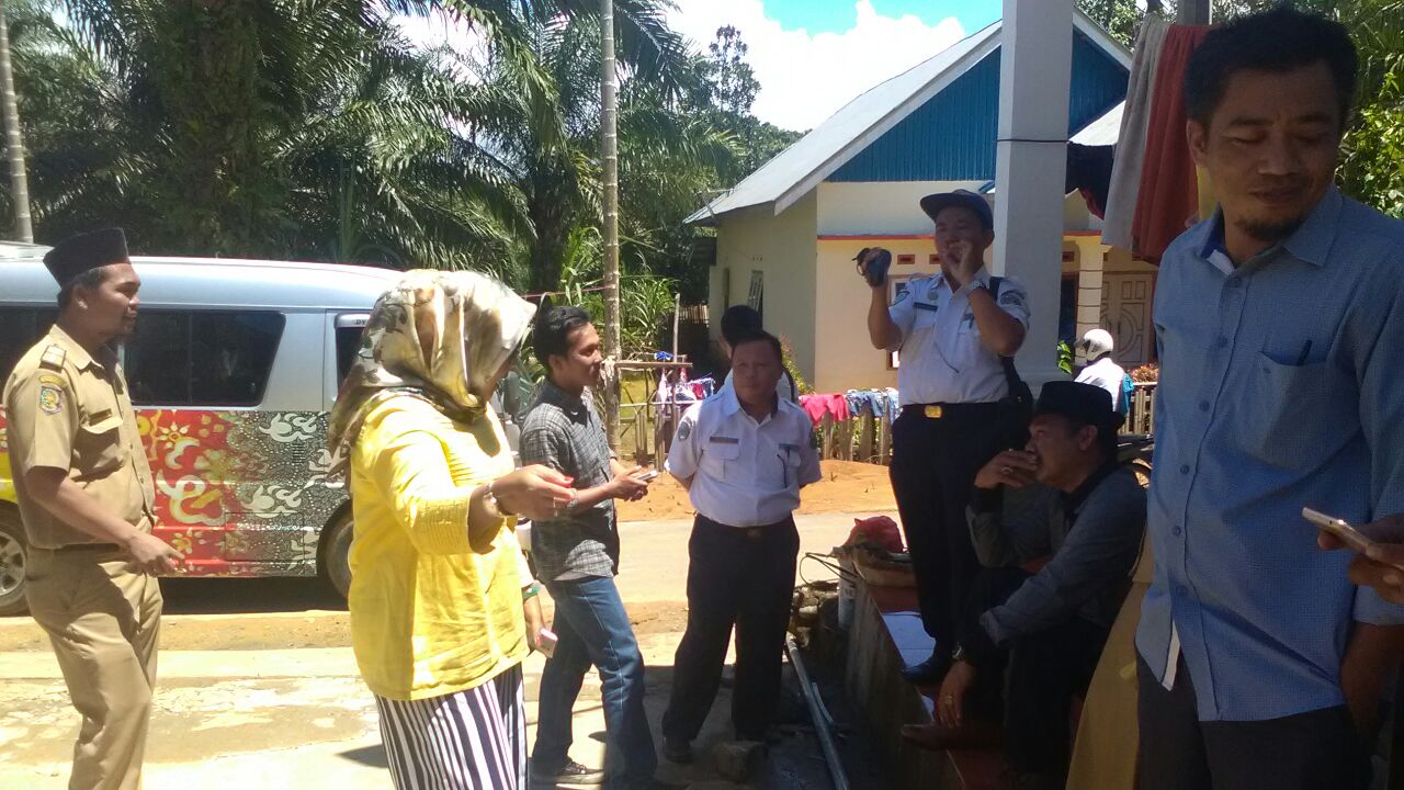  Komisi II Anggota DPRD Kota Bengkulu dekat rumah warga