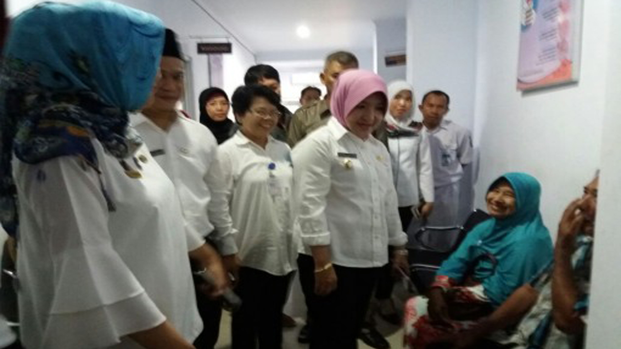 Wakil Walikota Bengkulu Patriana Sosialinda meninjau langsung pelayanan kesehatan RSUD Kota Bengkulu
