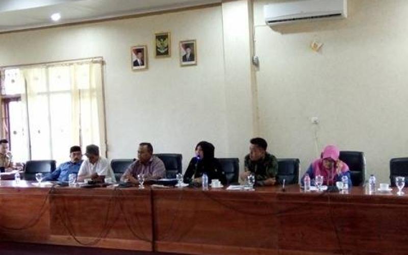Ketua DPRD Kota Bengkulu bersama anggota dewan lainnya saat memimpin hearing dengan Organda