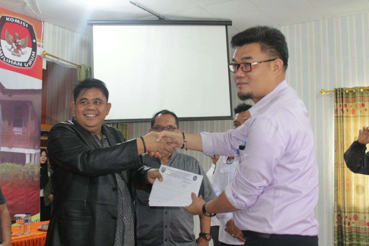 Penyerahan Hasil Tes Kesehatan oleh Tim Dokter di Terimah Langsung Oleh KPU