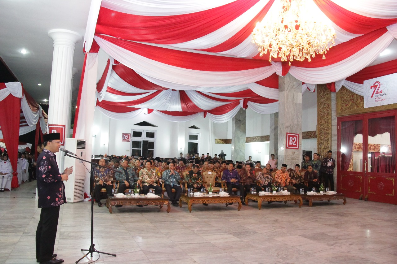 Plt. Gubernur Bengkulu saat sambutan pada Malam Resepsi dan Syukuran Peringatan HUT RI ke 72, di Balai Raya Semarak Begkulu.