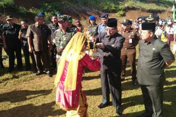Bupati Bundra disambut sekapur sirih