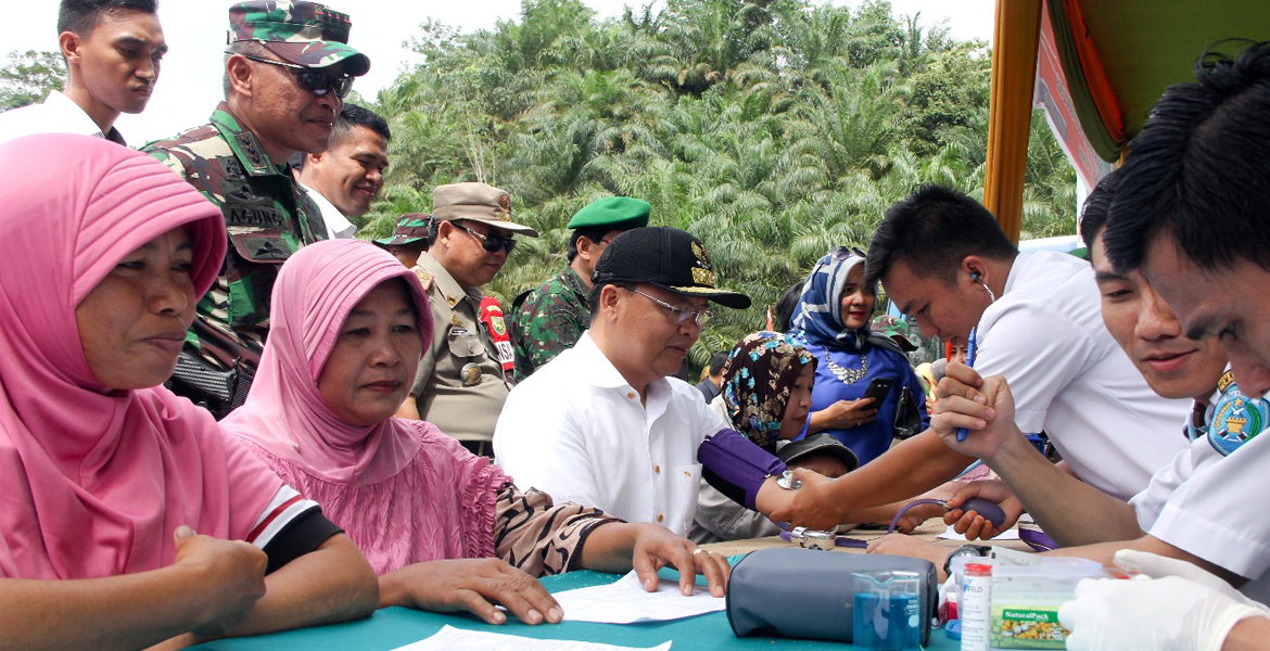 Plt GUbernur Bengkulu Rohidin Mersyah Menyempatkan Donor Darah pada kegiatan Pembukaan TMMD
