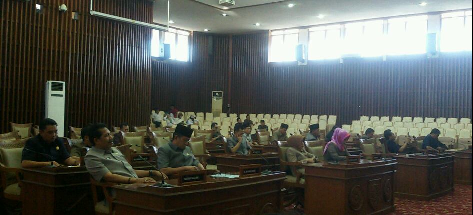 Anggota DPRD Provinsi Bengkulu mengikuti rapat paripurna