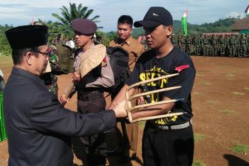 Bupati Bundra memberikan peralatan secara simbolis