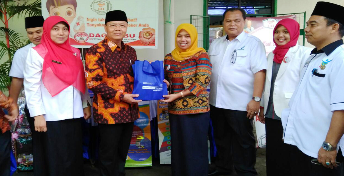 Plt Gubernur menerima cinderamata saat kegiatan Aksi sosial penyalahgunaan obat di Badan Pengawas Obat dan Makanan Bengkulu