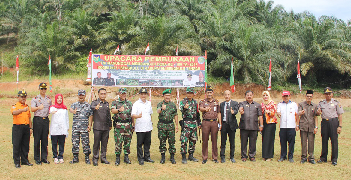 Foto bersama usai Upacara Pembukaan TMMD di Bengkulu Tengah