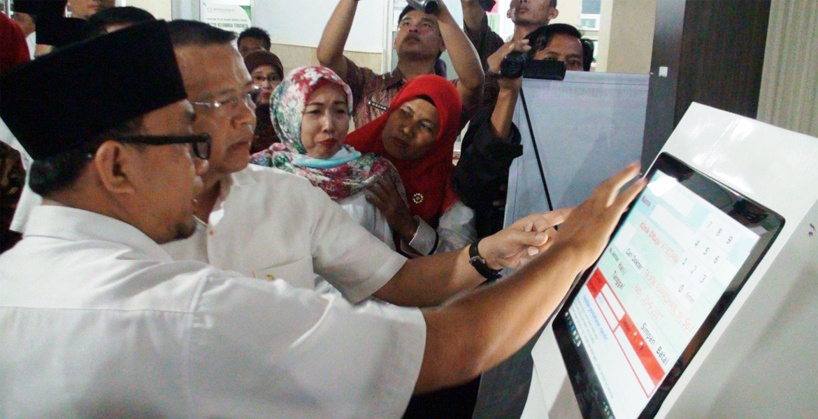 Plt Gub Rohidin Mersyah saat Penandatanganan Komitmen Bebas Iur Biaya RS dan KU Mitra BPJS Kesehatan.