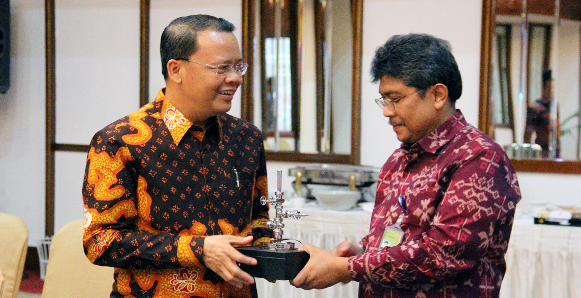 Penyerahan cinderamata oleh Direktur Utama PGE Irfan Zainuddin kepada Plt. Gubernur Bengkulu Rohidin Mersyah