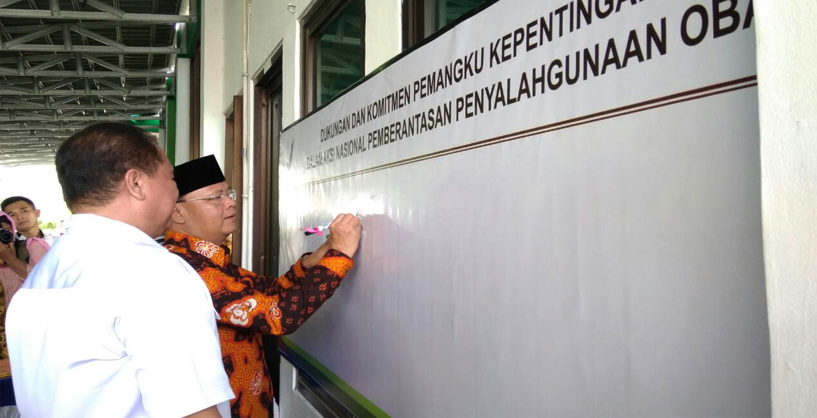 Plt Gubernur yang turut memberikan tandatangan dukungan dan komitmen pemberantasan penyalahgunaan obat di BPOM