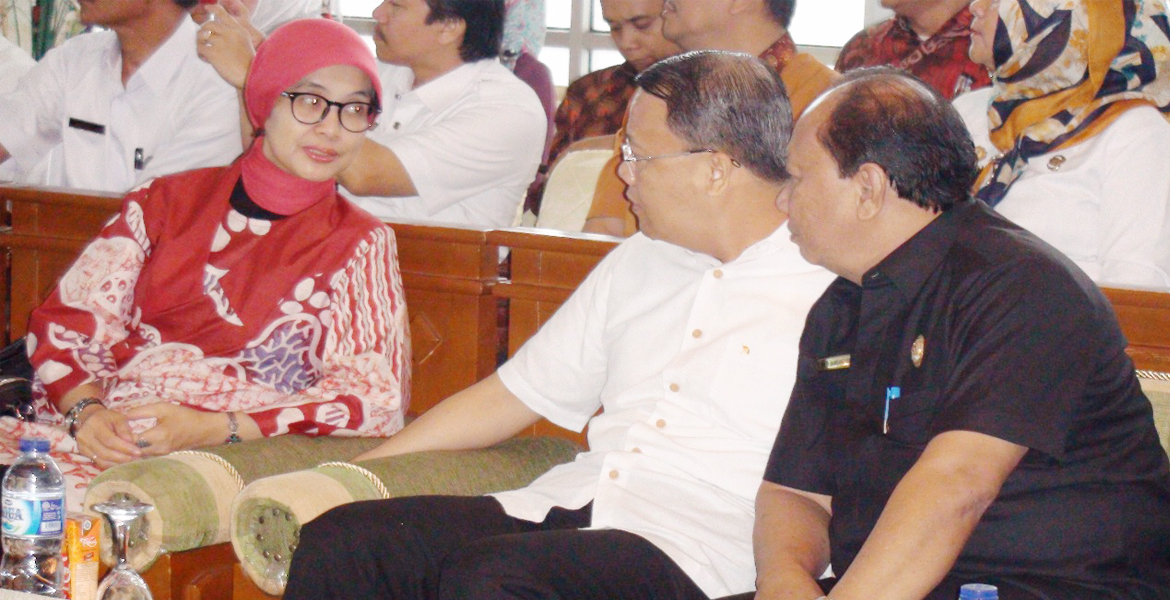 Plt Gub Rohidin Mersyah saat Penandatanganan Komitmen Bebas Iur Biaya RS dan KU Mitra BPJS Kesehatan.