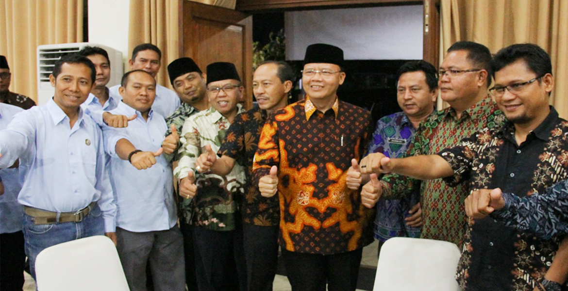 Foto bersama Pl t Gub Rohidin Mersyah dengan peserta Rakor