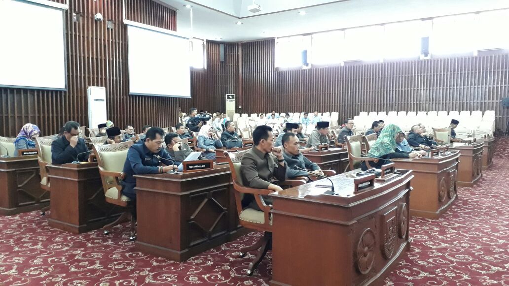 Anggota DPRD Provinsi Bengkulu mengikuti rapat paripurna