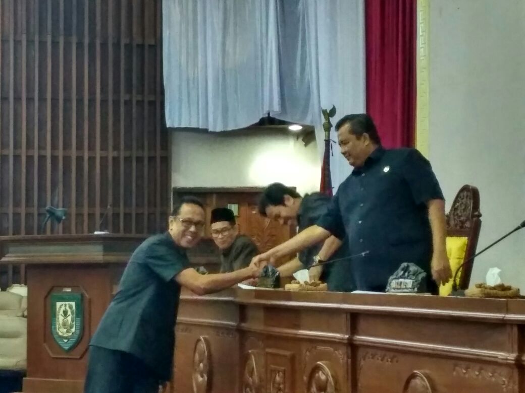 Perwakilan fraksi PDIP Agung Gatam usai menyampaikan tanggapan bersalaman dengan pimpinan rapat paripurna