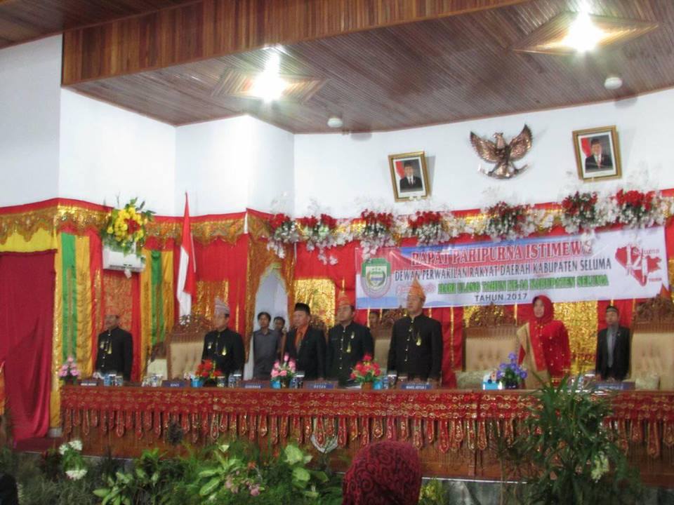 Pimpinan paripurna istimewa memimpin jalannya paripurna istimewa