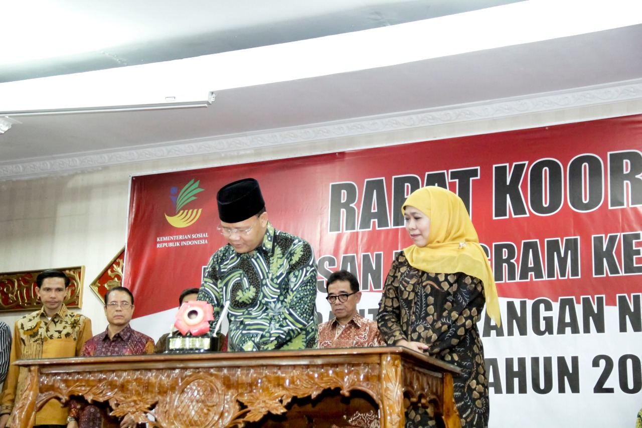 Disaksikan Mentri Sosial RI, Plt. Gubernur Bengkulu melakukan panandatanganan naskah MoU program validasi data rumah tangga miskin bekerjasama dengan kampus.