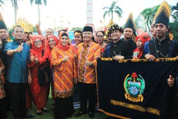 age Pembukaan_ Plt. Guberenur Bengkulu bersama istri foto bersama dengan salaha satu peserta.
