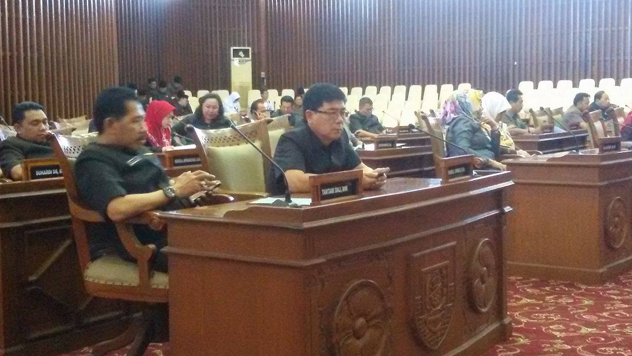 Anggota DPRD Provinsi Bengkulu mengikuti jalannya paripurna