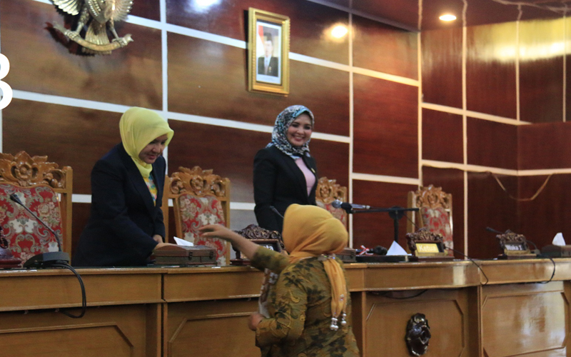 Mardensi menyalami Wakil Walikota Patriana Sosialinda usai membacakan Laporan Keterangan Pertanggungjawaban Pemerintah Kota Tahun 2016