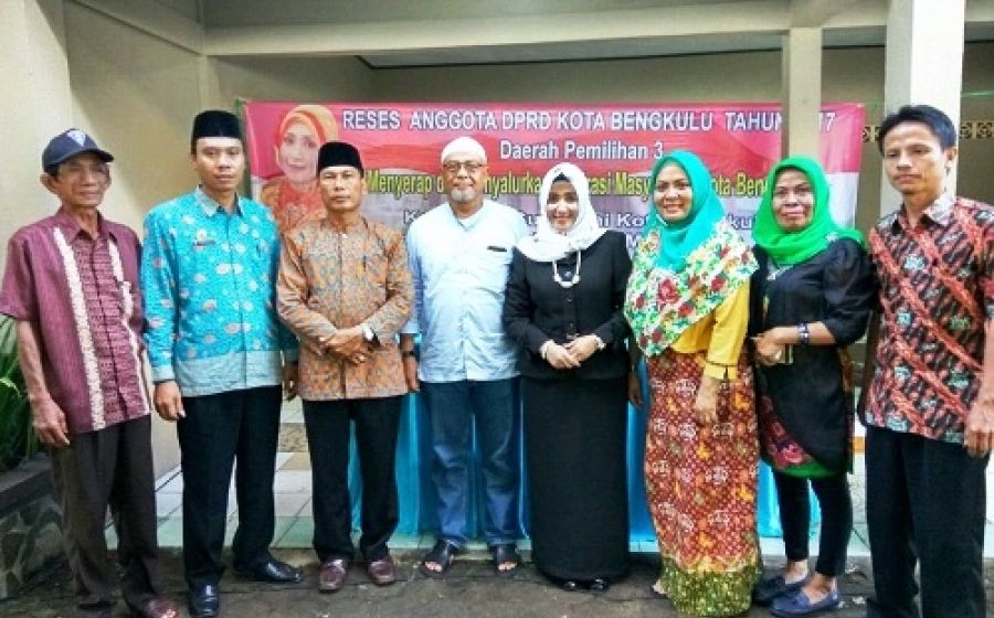 Teteh Yani mengabadikan momen reses dengan Camat, Lurah dan peserta reses