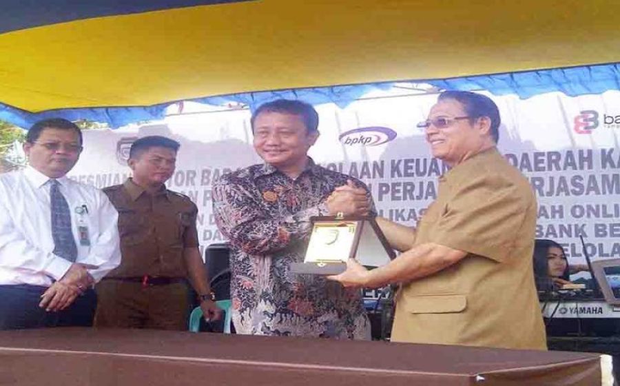 Bupati Seluma Bundra jaya, Direktur Utama BPD Agus Salim saat menerima cindra mata
