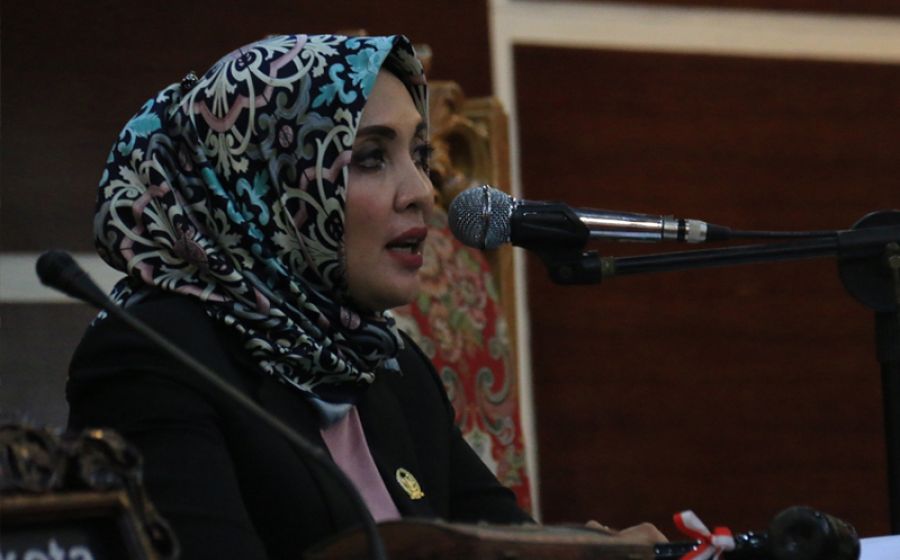 Ketua DPRD Kota Erna Sari Dewi saat memimpin rapat