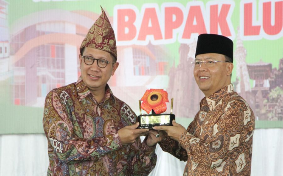 Plt. Gubernur Bengkulu memberikan Cendra mata kepada Menteri Agama RI