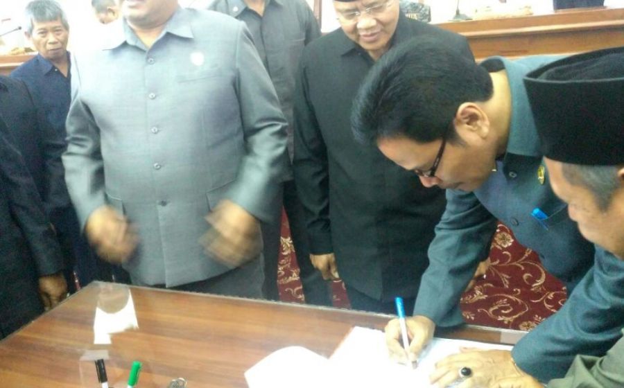 Penandatanganan hasil rapat paripurna