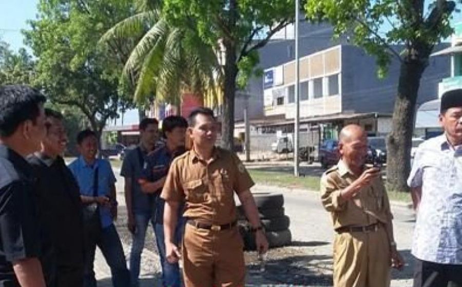 Anggota Komisi III melihat kondisi pengerjaan proyek jalan Hibrida Raya yang dikeluhkan oleh warga sekitar