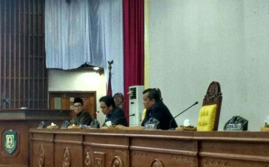 Pimpinan rapat paripurna DPRD Provinsi Bengkulu bersama Plt Sekda Provinsi