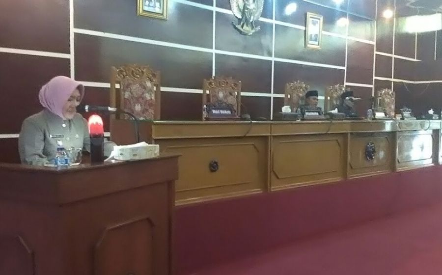 Wakil Walikota Bengkulu Patriana Sosialinda dalam rapat paripurna