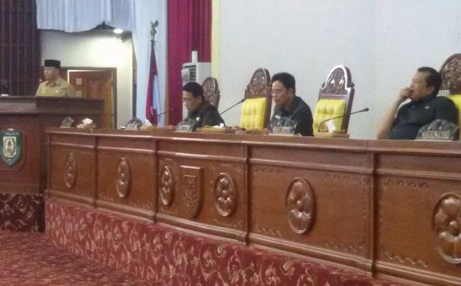 Wakil Gubernur Bengkulu Rohidin Mersyah menyampaikan penjelasan terkait perubahan perda RPJMD