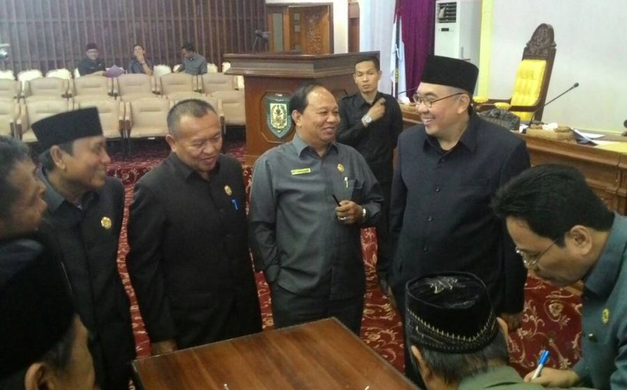 enandatangan hasil paripurna oleh unsur pimpinan DPRD Provinsi Bengkulu dan Gubernur, disaksikan ketua-ketua komisi dan fraksi