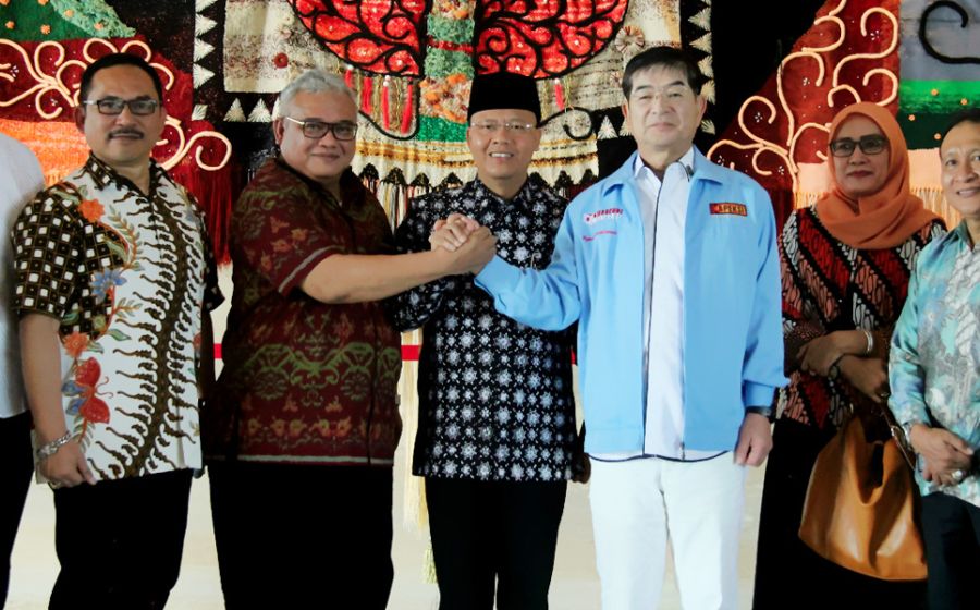 Dutawarta.com - Dinas Tenaga Kerja dan Tansmigrasi Provinsi Bengkulu akhirnya kembali mendapat   kesempatan mengirimkan tenaga kerja untuk magang di Jepang, kepercayaan ini kembali diraih setelah   Pelaksana Tugas (Plt) Gubernur Bengkulu Rohidin Mersyah bertemu langsung CEO IM Japan (International   Manpower Development Organization Japan – lembaga pemerintah penyalur tenaga magang asing), Mr. Kyoei   Yanagisawa di Kerawang, Minggu (8/10).  Kyoei Yanagisawa yang kebetulan hadir di Kerawang dalam Launching 2
