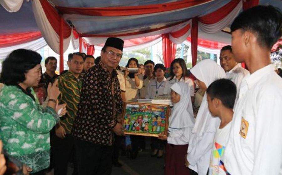 Pemerintah pusat melalui Kementerian Sosial menyerahkan bantuan Program Keluarga Harapan (PKH) non tunai di Kota Bengkulu