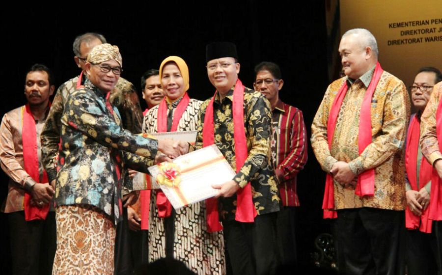 Plt. Gubernur Bengkulu Menerima Serfikat Warisan Budaya tak benda tahun 2017 dari Kementerian Pendidikn dan Kebudayaan RI