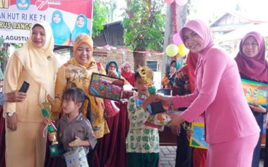 Lomba mewarnai ini diikuti oleh 100 orang utusan TK se-Kota Bengkulu dalam rangka HUT RI Ke 72